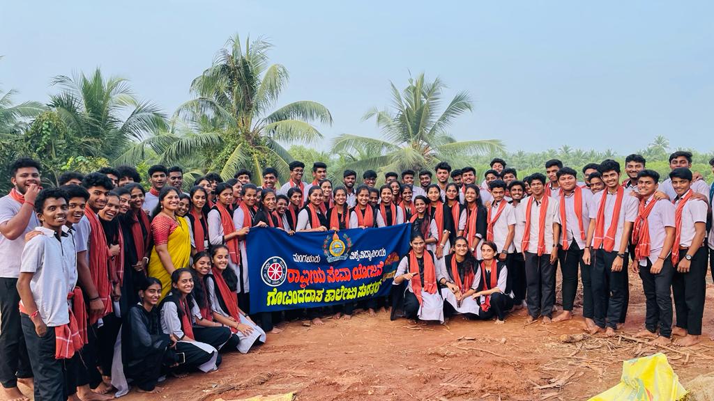 Community Service by NSS volunteers at Pavanje Temple during Shasthi celebrations -2022